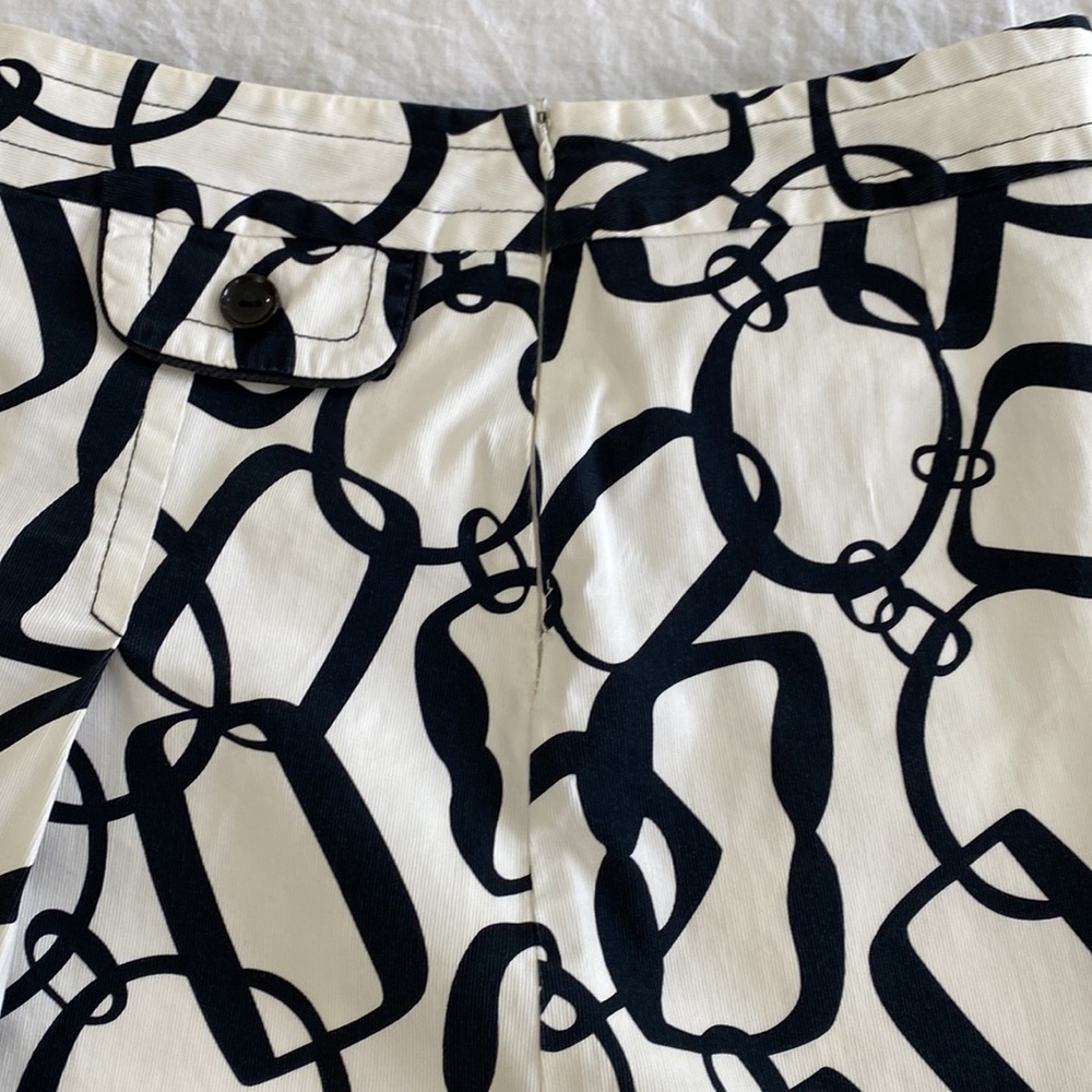 Trina Turk mini pleat skirt with faux pockets ,side zip. Chain print - Picture 9 of 11